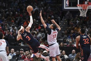 Kyshawn George (à droite) commet la faute sur Josh Hart. KEYSTONE/AP/Terrance Williams